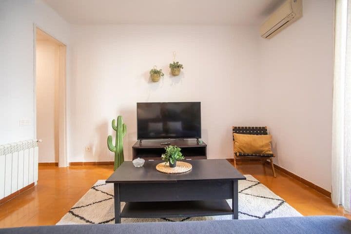 2 bedrooms apartment for rent in Sants-Montjuic, Spain - Image 3