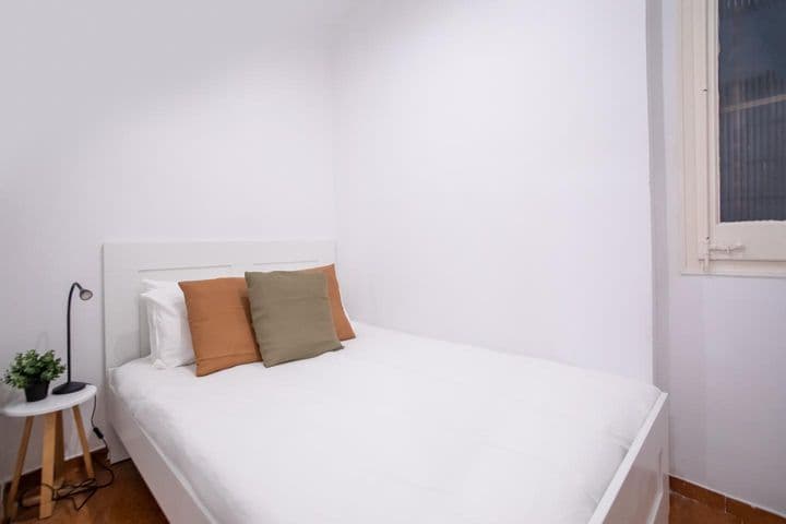 2 bedrooms apartment for rent in Sants-Montjuic, Spain - Image 9