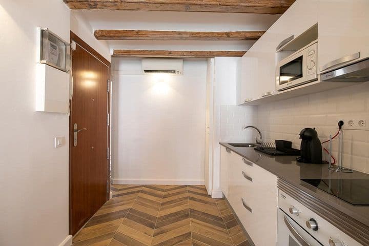 1 bedroom apartment for rent in Gotic, Spain - Image 2