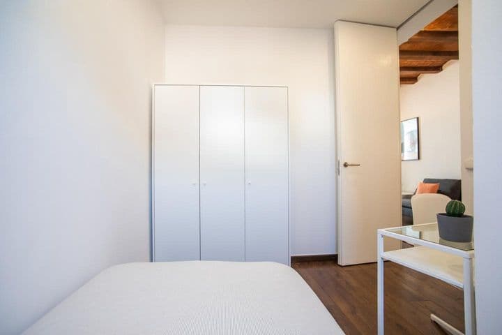 2 bedrooms apartment for rent in Sants-Montjuic, Spain - Image 10