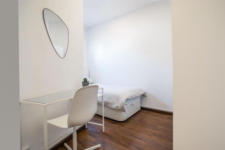 2 bedrooms apartment for rent in Sants-Montjuic, Spain - Image 8