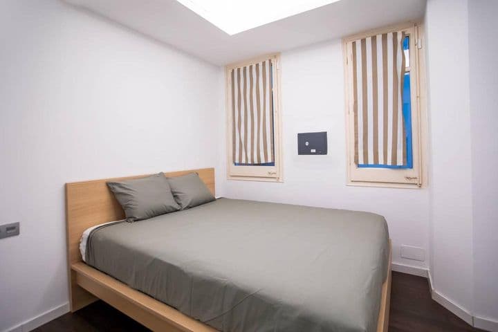 2 bedrooms apartment for rent in Ciutat Vella, Spain - Image 8