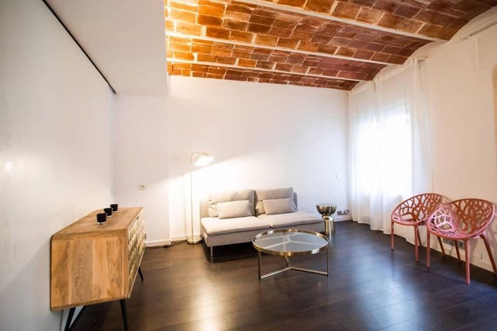 2 bedrooms apartment for rent in Ciutat Vella, Spain - Image 2