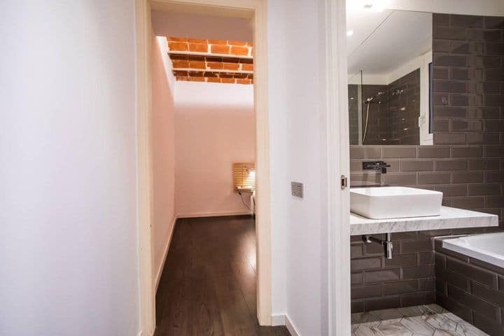 2 bedrooms apartment for rent in Ciutat Vella, Spain - Image 9