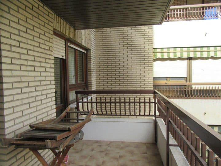 4 bedrooms apartment for rent in Zaragoza, Spain - Image 4