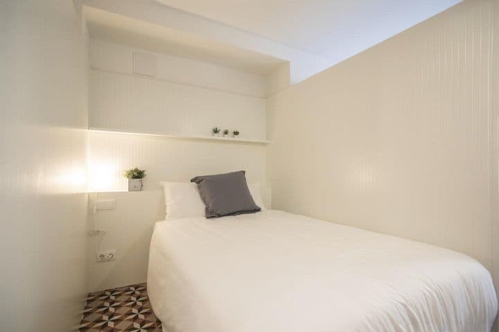 1 bedroom apartment for rent in Ciutat Vella, Spain - Image 10