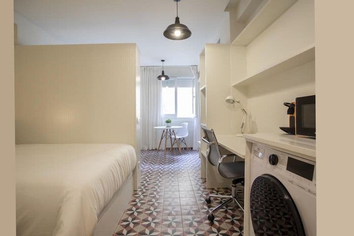 1 bedroom apartment for rent in Ciutat Vella, Spain - Image 9