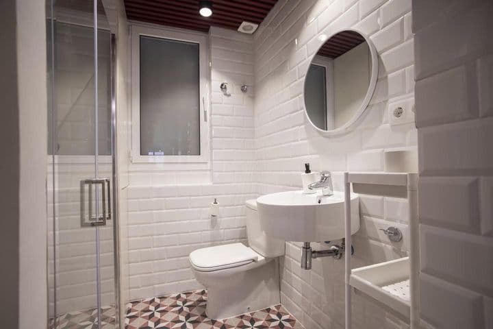 1 bedroom apartment for rent in Ciutat Vella, Spain - Image 12