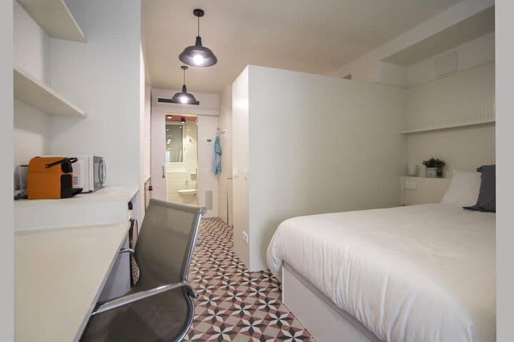 1 bedroom apartment for rent in Ciutat Vella, Spain - Image 11