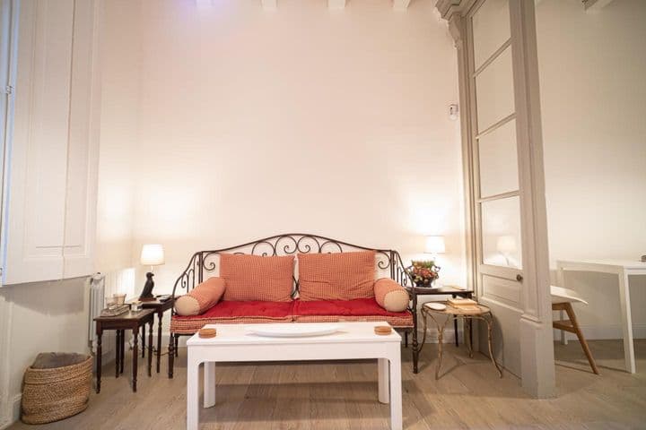 2 bedrooms apartment for rent in Ciutat Vella, Spain - Image 3