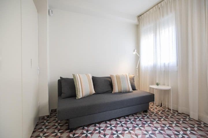 1 bedroom apartment for rent in Ciutat Vella, Spain - Image 2