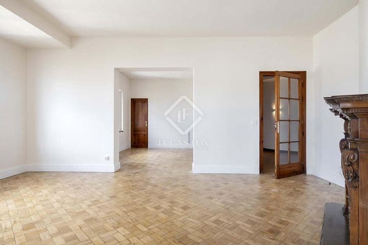 4 bedrooms apartment for rent in Barcelona, Spain - Image 12