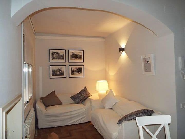 2 bedrooms apartment for rent in Ciutat Vella, Spain - Image 3