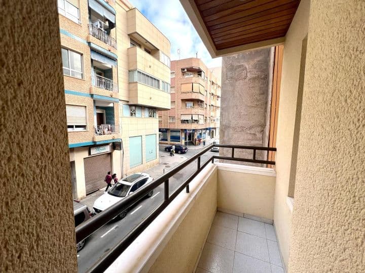 4 bedrooms apartment for rent in Centro, Spain - Image 2