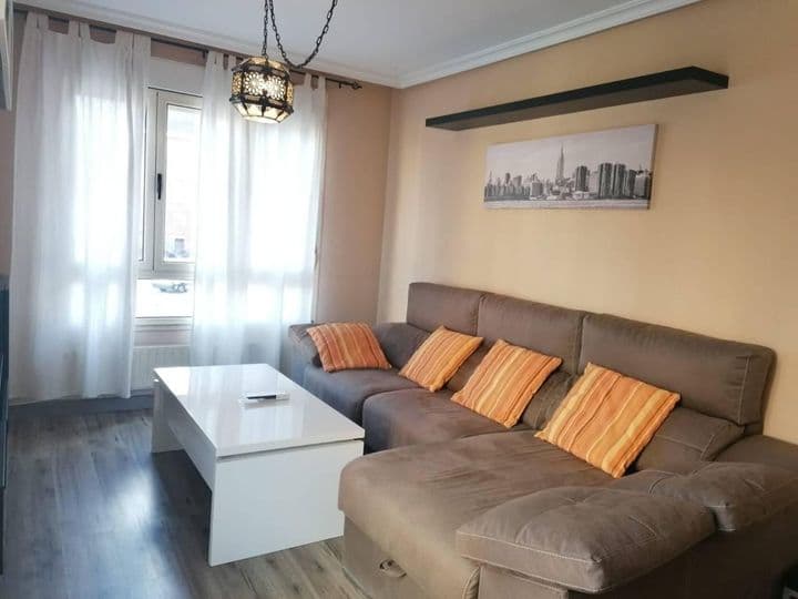 2 bedrooms apartment for rent in Oviedo, Spain - Image 2