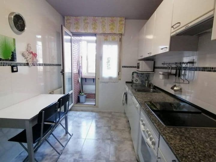 2 bedrooms apartment for rent in Oviedo, Spain - Image 5