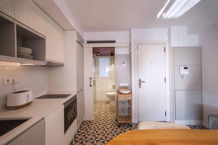 1 bedroom apartment for rent in Ciutat Vella, Spain - Image 8