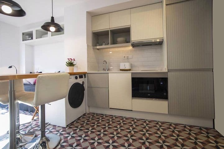 1 bedroom apartment for rent in Ciutat Vella, Spain - Image 9