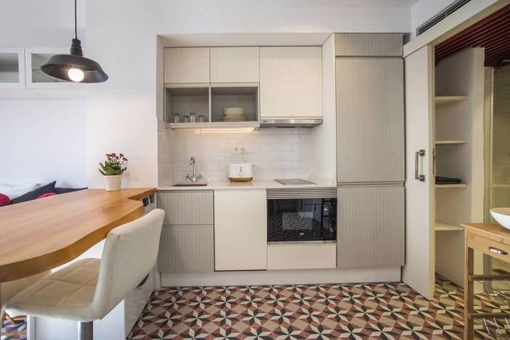 1 bedroom apartment for rent in Ciutat Vella, Spain - Image 10