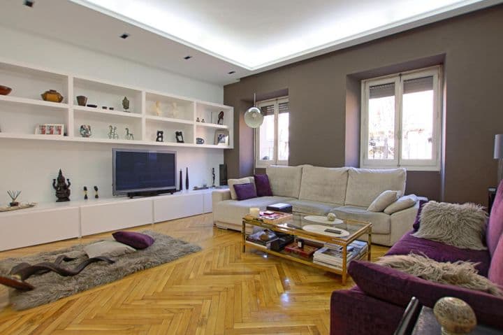 2 bedrooms apartment for rent in Palacio, Spain - Image 2