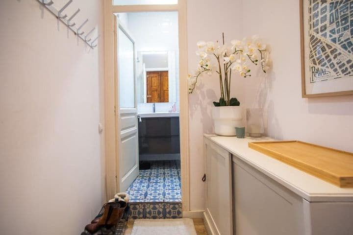 1 bedroom apartment for rent in Ciutat Vella, Spain - Image 11