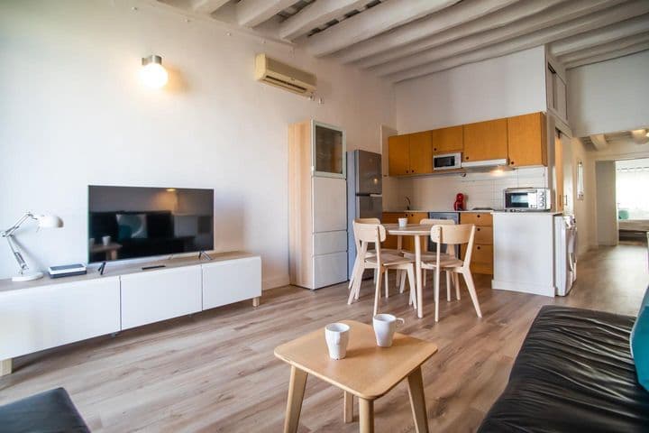 2 bedrooms apartment for rent in Ciutat Vella, Spain - Image 3