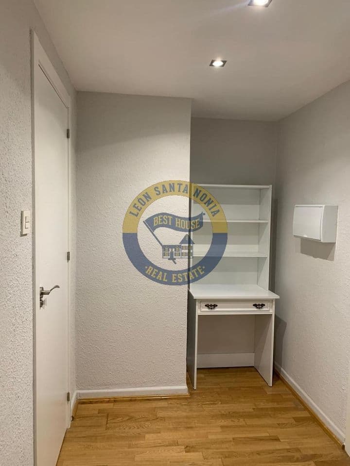 3 bedrooms apartment for rent in Leon, Spain - Image 6