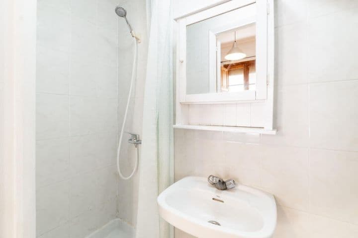 1 bedroom apartment for rent in Ciutat Vella, Spain - Image 7