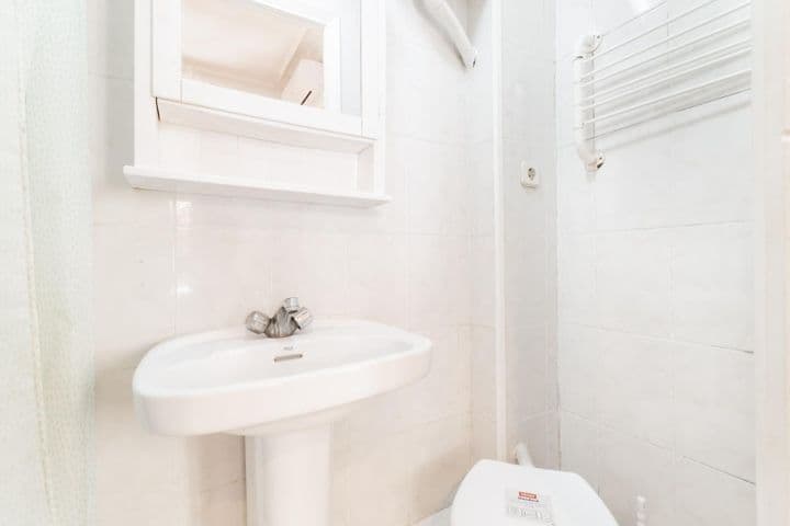 1 bedroom apartment for rent in Ciutat Vella, Spain - Image 8