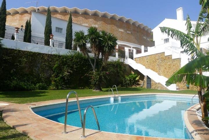 4 bedrooms house for rent in Nueva Andalucia, Spain