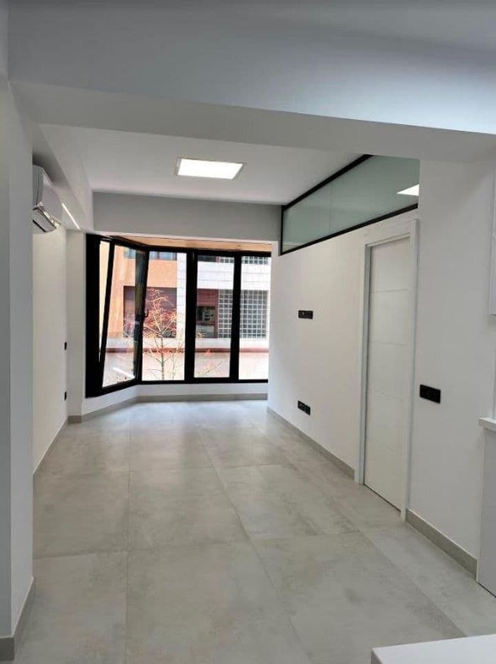 1 bedroom apartment for rent in Las Palmas de Gran Canaria, Spain - Image 9