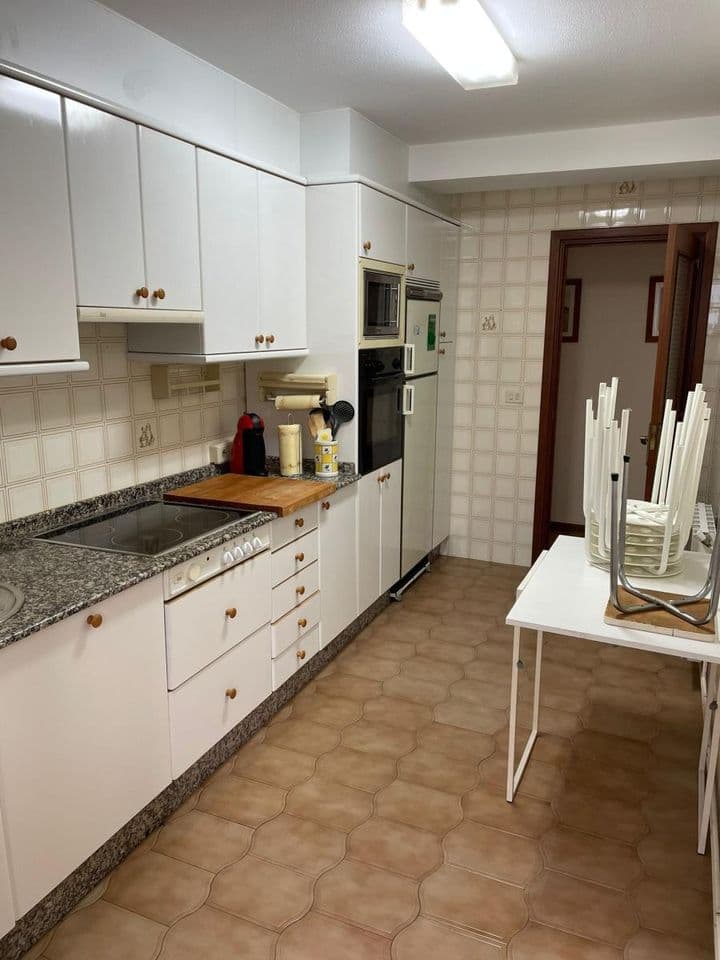 3 bedrooms apartment for rent in Corunna, Spain - Image 8