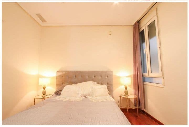 4 bedrooms apartment for rent in Centro, Spain - Image 9