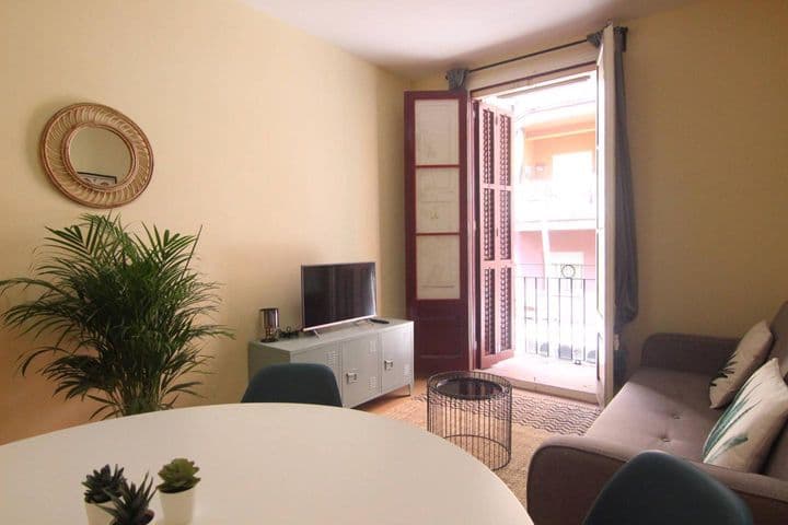 2 bedrooms apartment for rent in Sants-Montjuic, Spain - Image 2