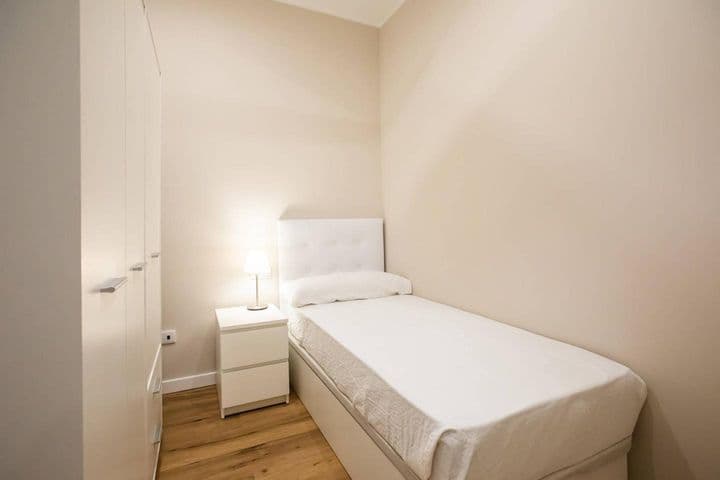 2 bedrooms apartment for rent in Sarria, Spain - Image 12