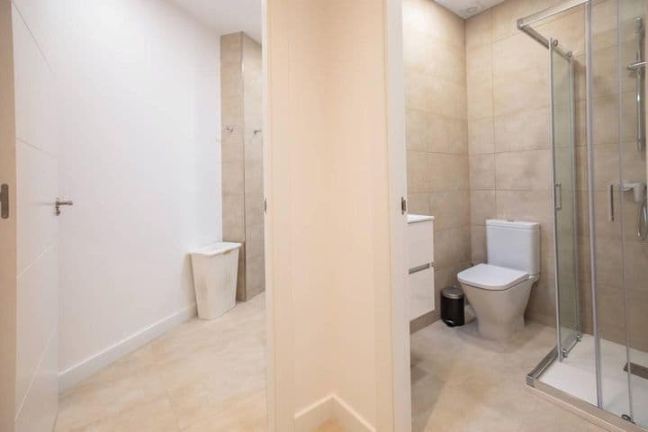 3 bedrooms apartment for rent in Ciutat Vella, Spain - Image 12