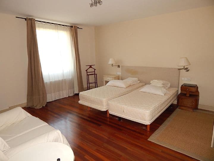 4 bedrooms apartment for rent in Santander, Spain - Image 9