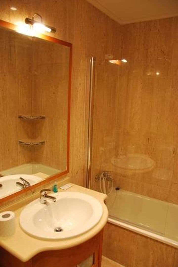 3 bedrooms apartment for rent in Salamanca, Spain - Image 9