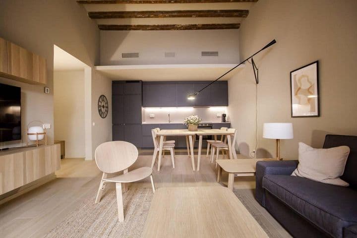 2 bedrooms apartment for rent in Ciutat Vella, Spain - Image 3