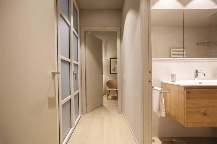 2 bedrooms apartment for rent in Ciutat Vella, Spain - Image 10