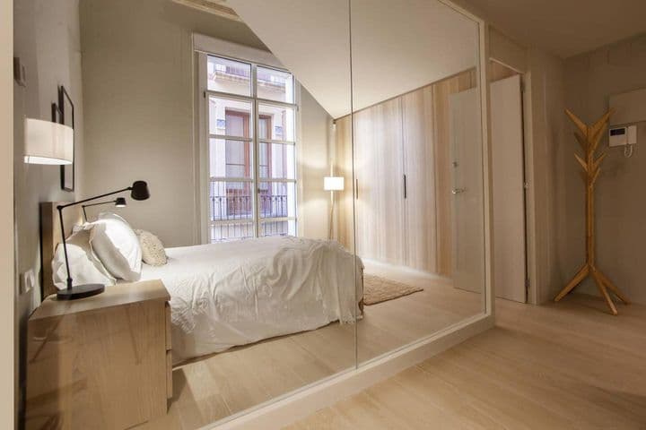 2 bedrooms apartment for rent in Ciutat Vella, Spain - Image 7