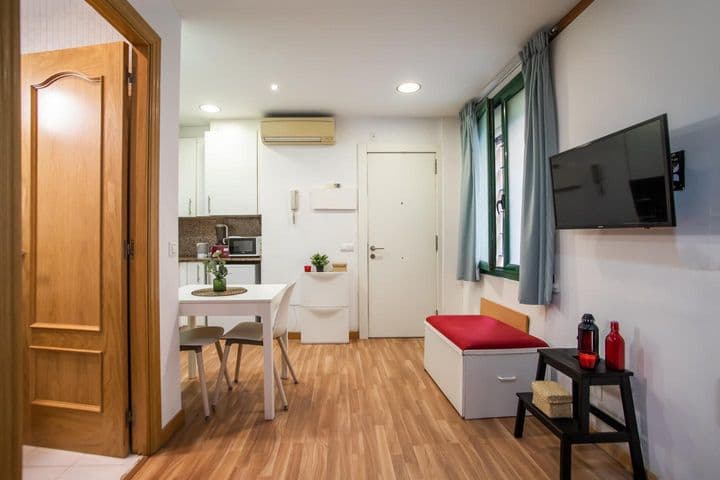 Apartment for rent in Ciutat Vella, Spain - Image 4