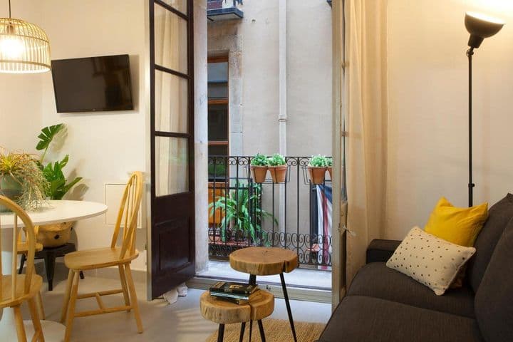 2 bedrooms apartment for rent in Ciutat Vella, Spain - Image 3