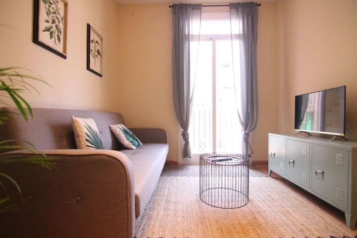 2 bedrooms apartment for rent in La Bordeta-Hostafrancs, Spain - Image 2