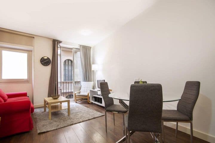 1 bedroom apartment for rent in Ciutat Vella, Spain - Image 2