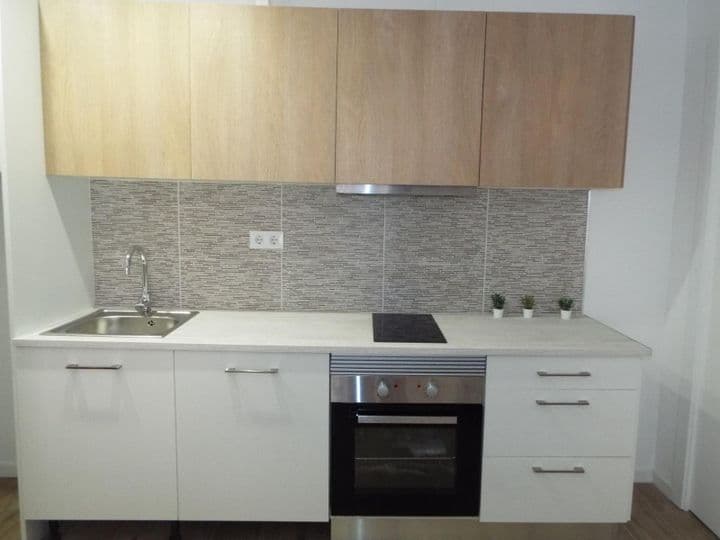 2 bedrooms apartment for rent in Ciutat Vella, Spain - Image 3