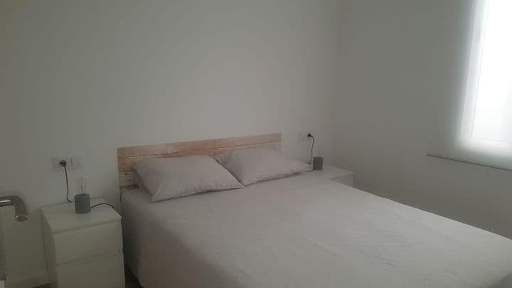 2 bedrooms apartment for rent in Ciutat Vella, Spain - Image 4