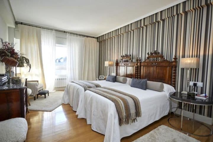 4 bedrooms apartment for rent in Vitoria-Gasteiz, Spain - Image 3