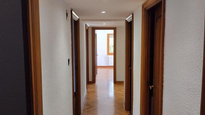 4 bedrooms apartment for rent in Zaragoza, Spain - Image 7