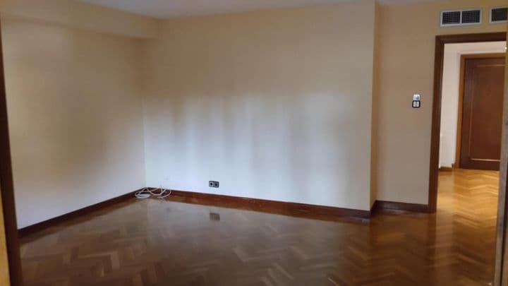 4 bedrooms apartment for rent in Zaragoza, Spain - Image 5